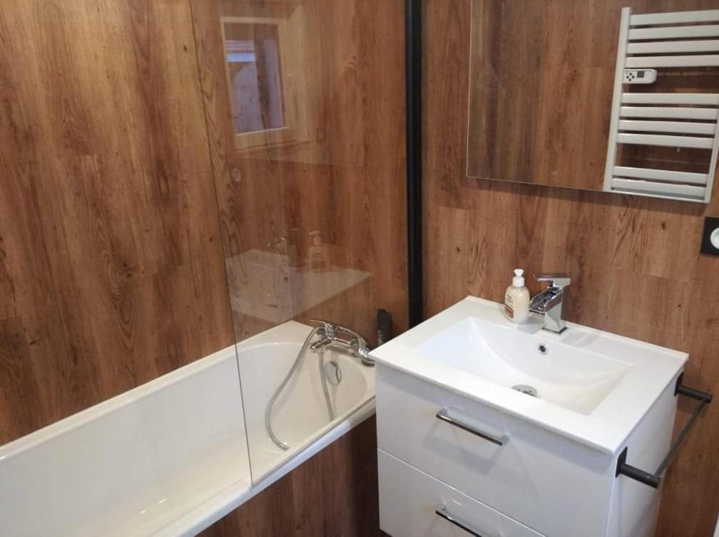 Sejour Au Jardin De Cupidon Avec Jacuzzi Et Sauna Balbigny Buitenkant foto